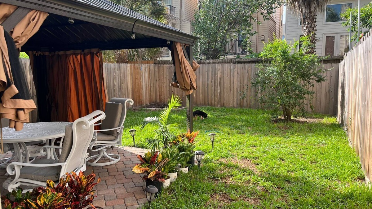 Washington Ave./ Memorial Park Apartment | Charming Suite, inside the loop/pet friendly w/outdoor gazebo,Private Entrance