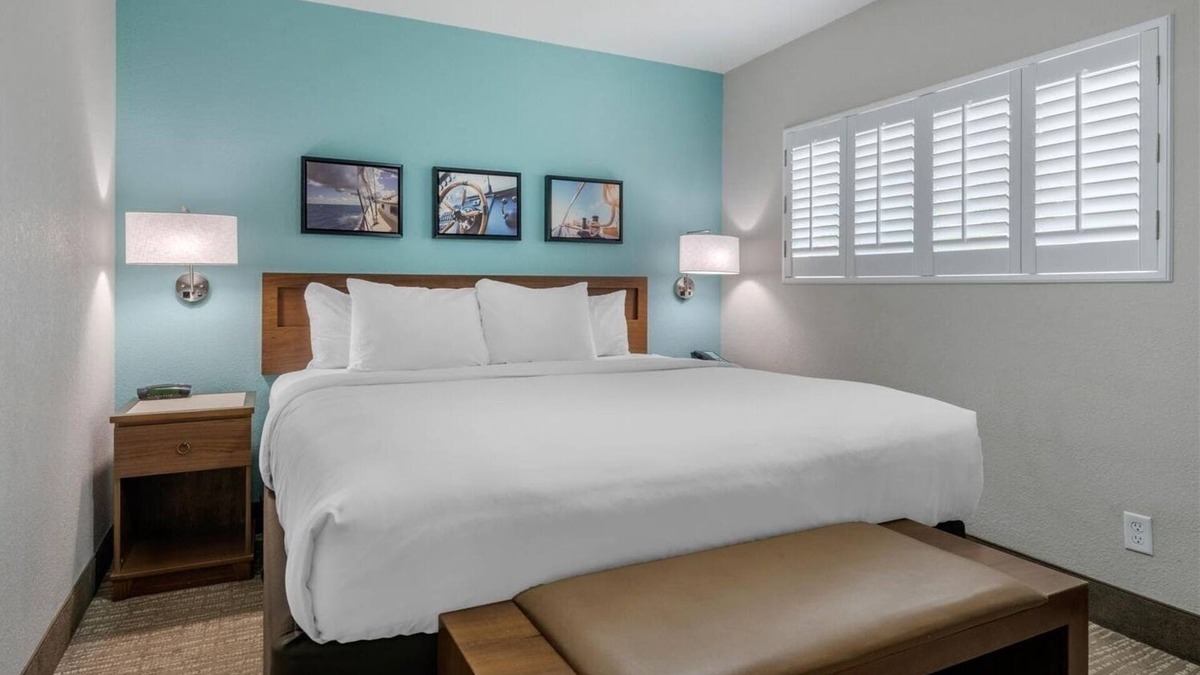 Jekyll Island Hotel | Charming Suite Steps from Beach – Perfect for Families | Parking, Onsite Pool