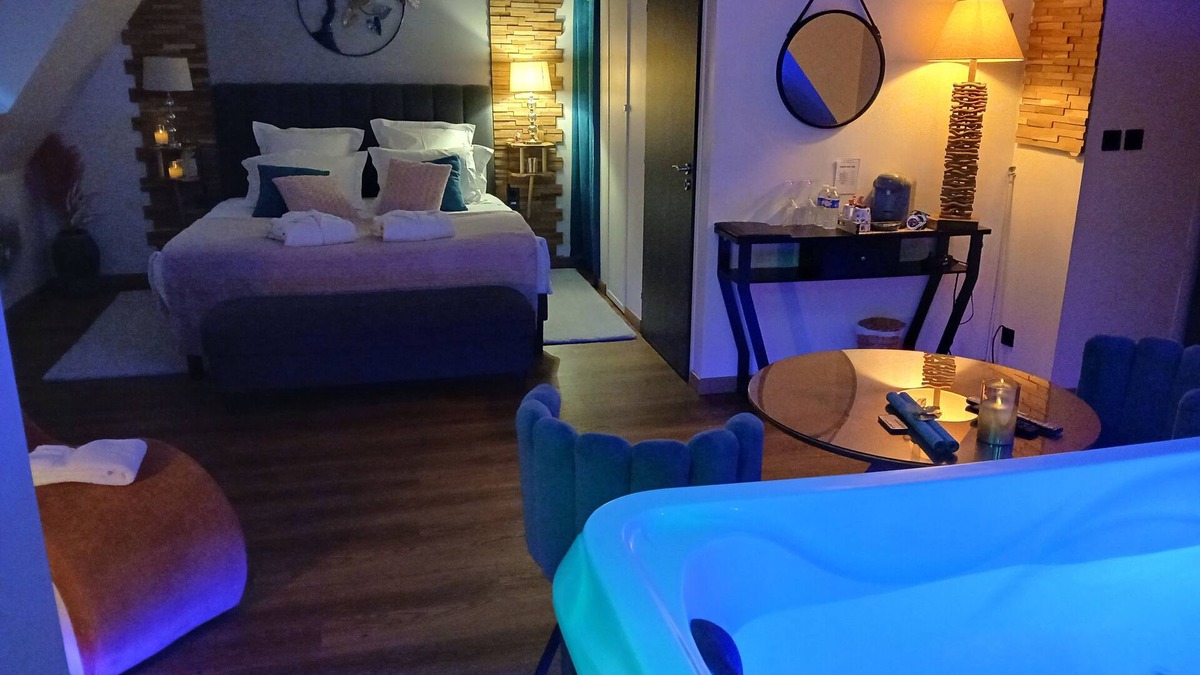 La Vraie-Croix Bed & Breakfast | Charming suites with SPA and private sauna in a manor house.