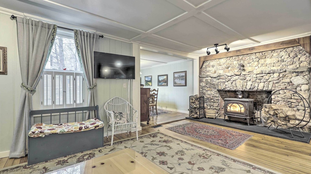 North Sutton Cottage | Charming Sutton Cottage: Walk to Lake & Farm!