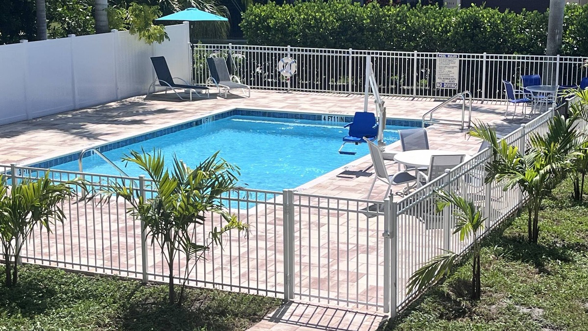 Sarasota Apartment | Charming Sweet Daisy overlooking stunning new pool in awesome Southside Village!