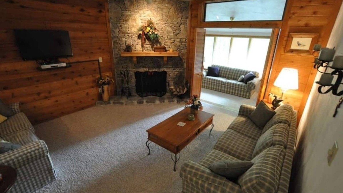Seven Springs House | Charming Swiss Mountainn Condo at 7 Springs Resort