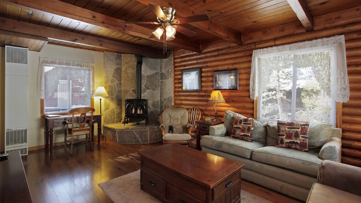Al Tahoe House | Charming Tahoe Cabin-2 Blocks to Lake, 2 Miles to Ski, Hot Tub, Pets OK, Bikes!