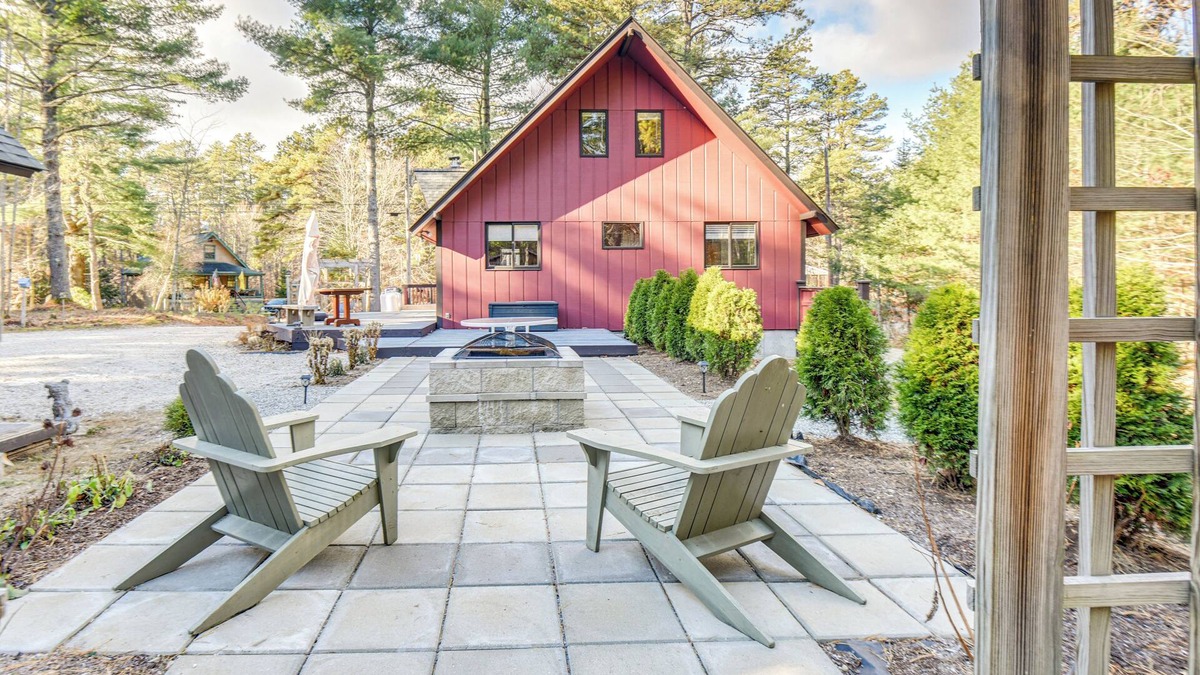 Chocorua Ski and Beach Cabin | Charming Tamworth Cabin w/Grill & Fireplace