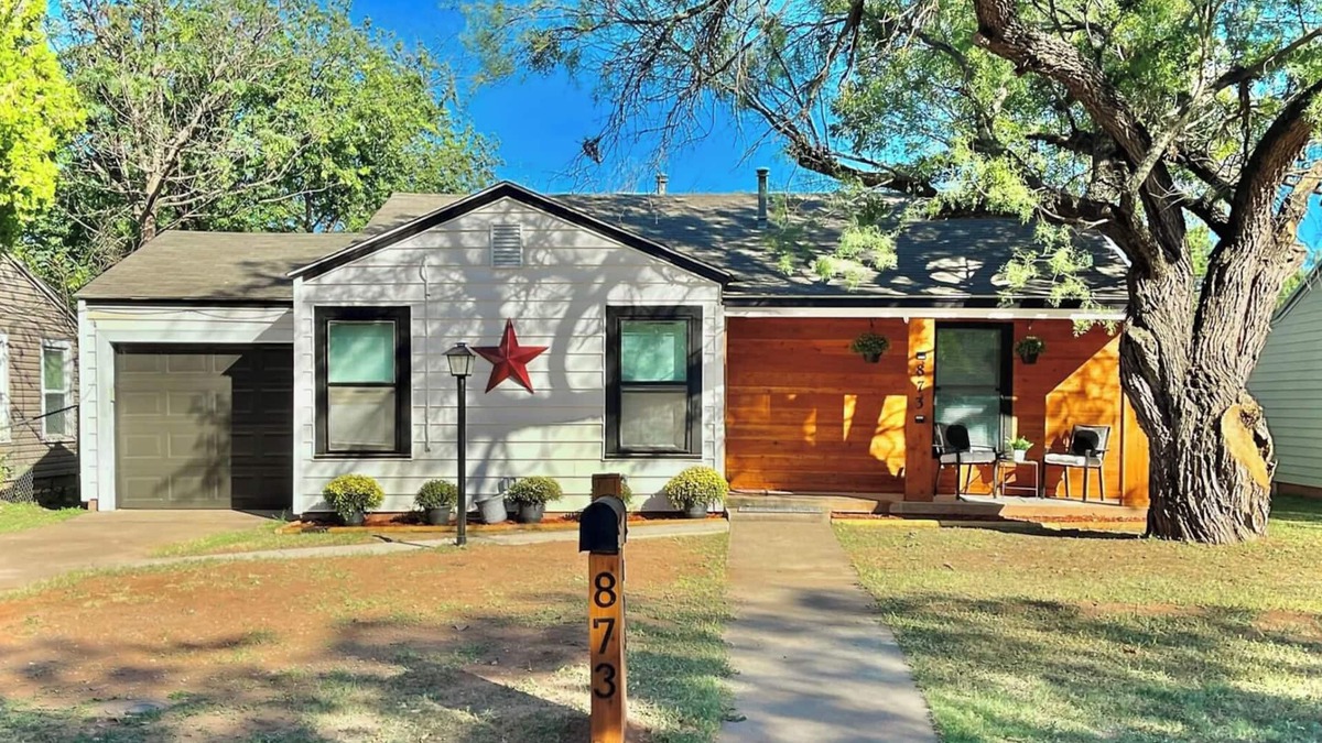 Elmwood Area House | Charming Texas Cottage with Modern Farmhouse Style