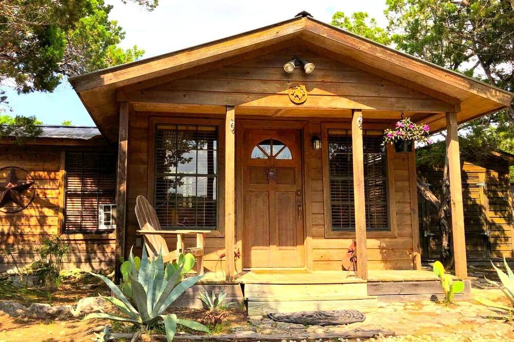 Pipe Creek Cabin | Charming Texas Hill Country Cabin Ideal for a Romantic Weekend Getaway