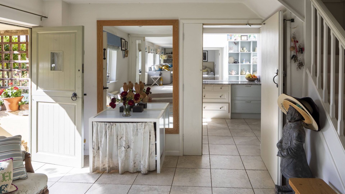 Great Horwood House | Charming thatched cottage and gardens