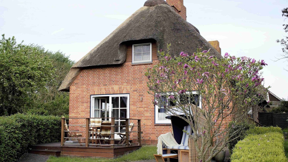 Dagebuell House | Charming Thatched Cottage - lovingly restored - idyllic Warftlage