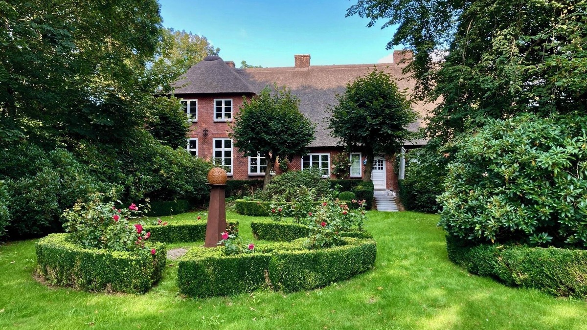 Weesby Apartment | Charming thatched house between the North Sea & Baltic Sea - stylish apartment in a cultural monument
