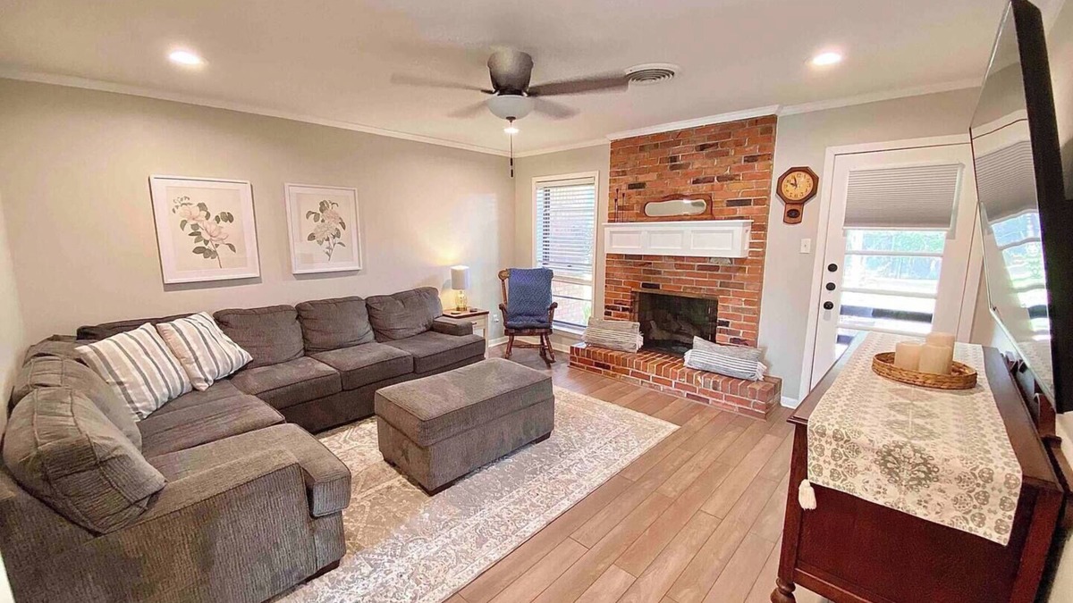 College Station House | Charming Three Bedroom ~ 5 Mins to A&M ~ Quiet Neighborhood