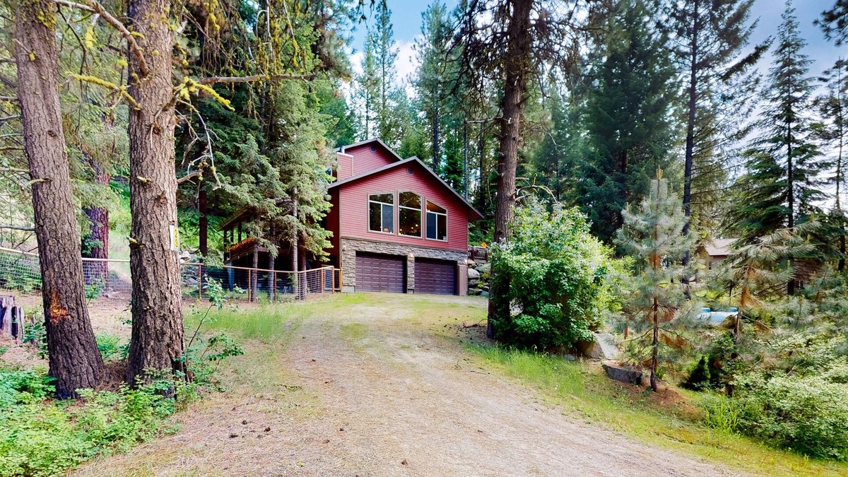Cascade Cabin | Charming three-story cabin with a private hot tub, deck, & washer/dryer