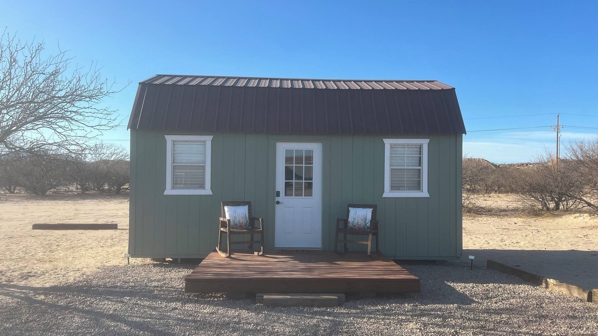 Pomerene Cottage | Charming tiny home in Benson with WiFi, AC and beautiful views.