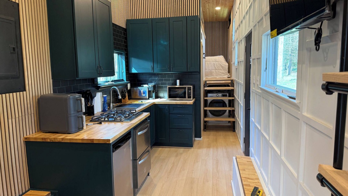 Crouse House | Charming Tiny Home with 1 bedroom and 2 lofts and WiFi, AC in wonderful Dallas.