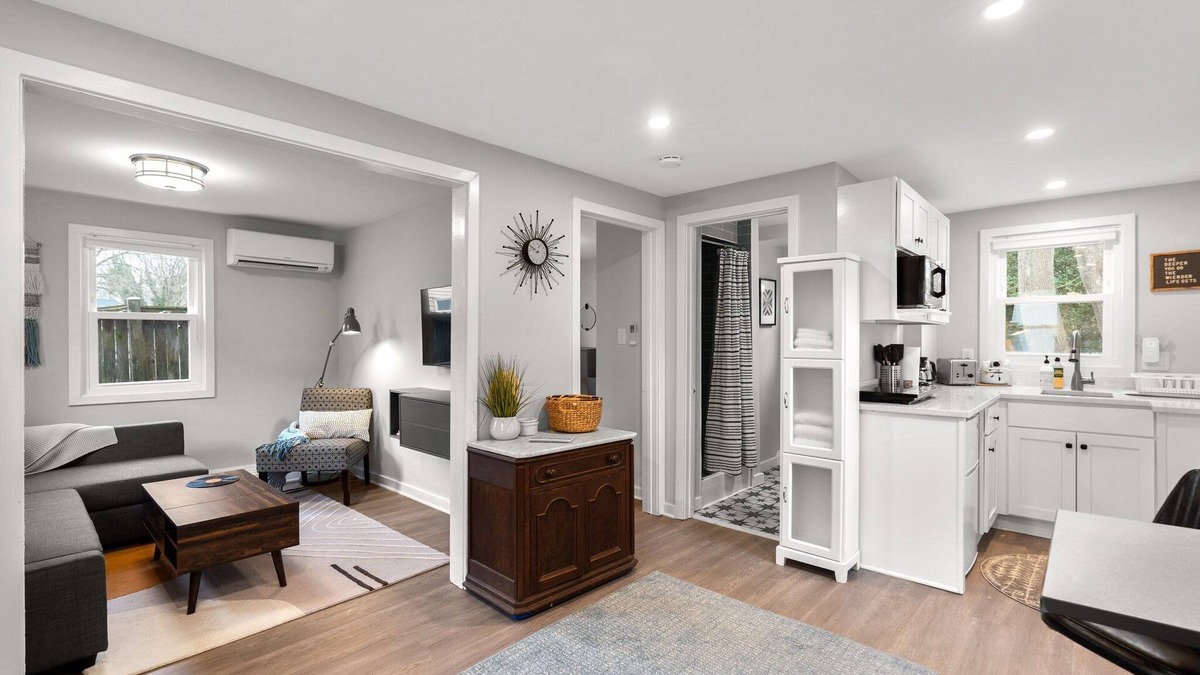 White Oak Cottage | Charming Tiny House 1 Bedroom Suite in lovely Silver Spring with WiFi, AC