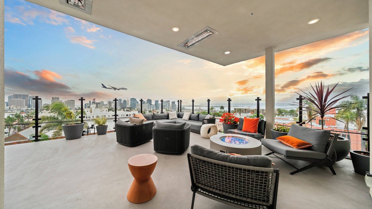 Bankers Hill Apartment | Charming Top Floor Gem w/City Ocean View in fabulous San Diego