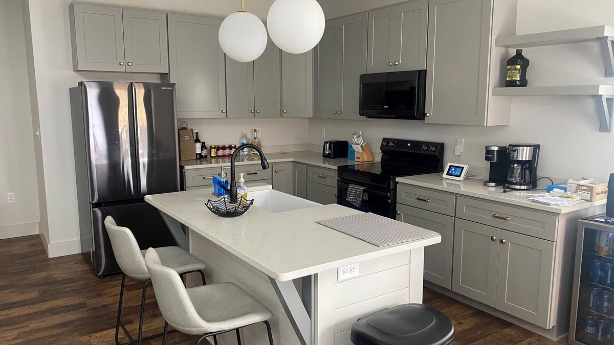 Bridgewater House | Charming townhome near Bridgewater, JMU, Wineries, Harrisonburg & Massanutten.