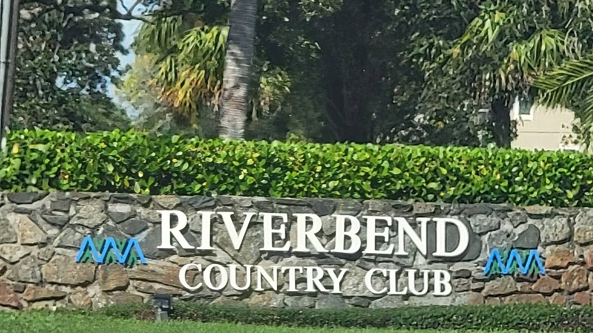 Jupiter House | Charming townhome in a vibrant and active gated golf community in Jupiter.