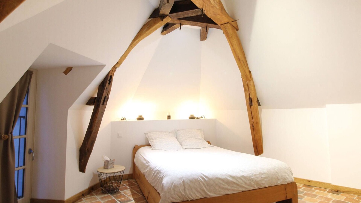 Le Vieil-Bauge Cottage | Charming Townhouse Near Zoo de la Flèche - Family-Friendly with Terrace & Parking