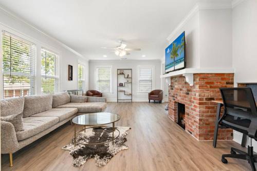 Austin Ave. House | Charming Townhouse in Downtown Waco!