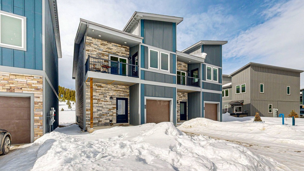 Tabernash House | Charming townhouse with mountain views, gas fireplace, and dog friendly