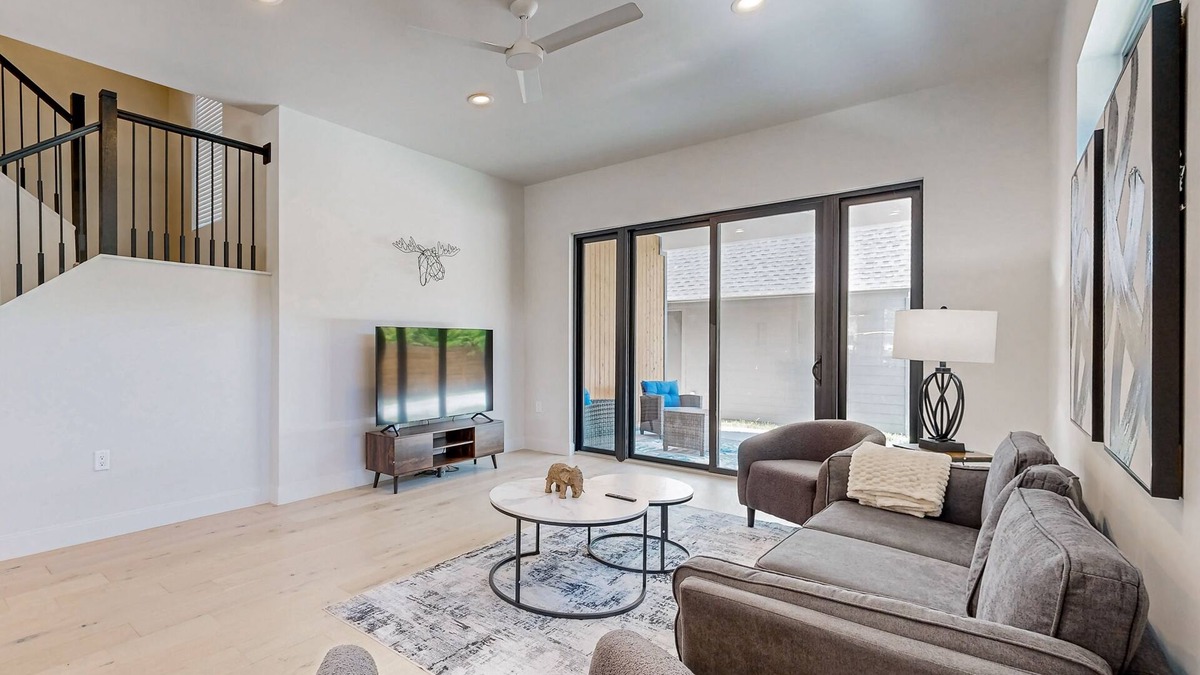 Highland House | Charming townhouse with W/D and enclosed backyard