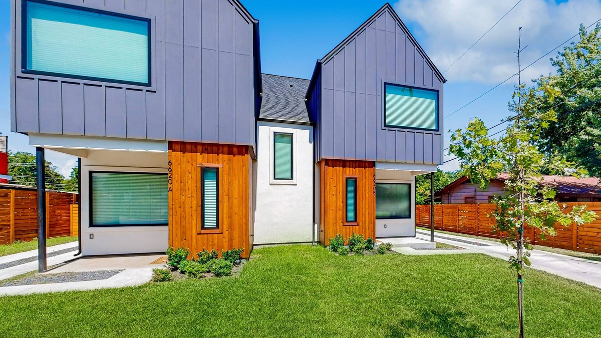 Highland House | Charming townhouse with W/D and enclosed backyard