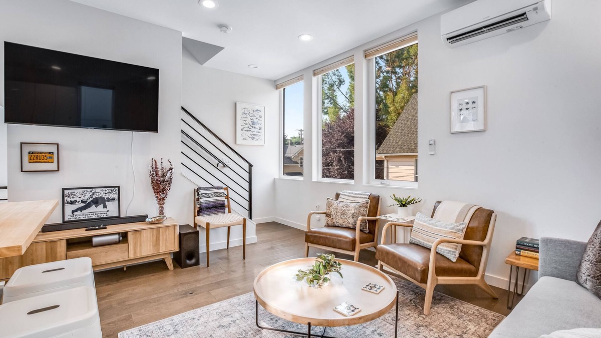 Wallingford House | Charming townhouse with soothing view, full kitchen, deck, & W/D - golf nearby