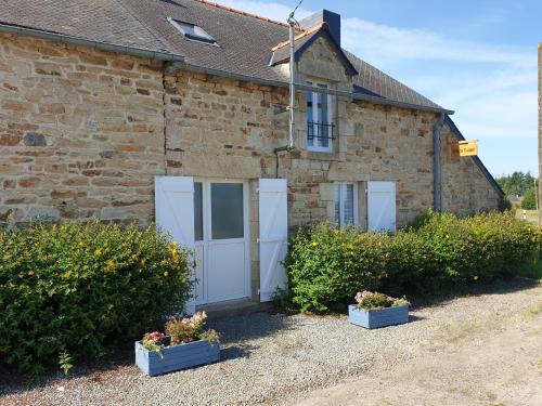Plemet House | Charming traditional 2-Bed Cottage near Plemet