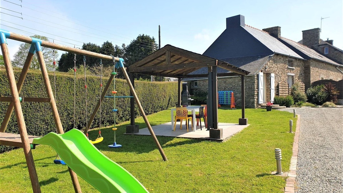 Plemet Cottage | Charming traditional 2-Bed Cottage near Plemet