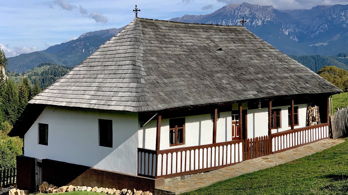 Fundata Cottage | Charming traditional house in a pristine location