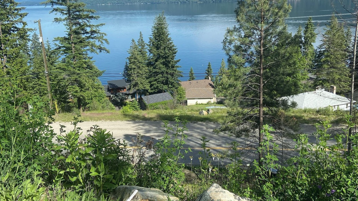 Lee Creek House | Charming Trailer Clean/Cozy Overlooking The Beautiful Shuswap Lake. Min to Beach