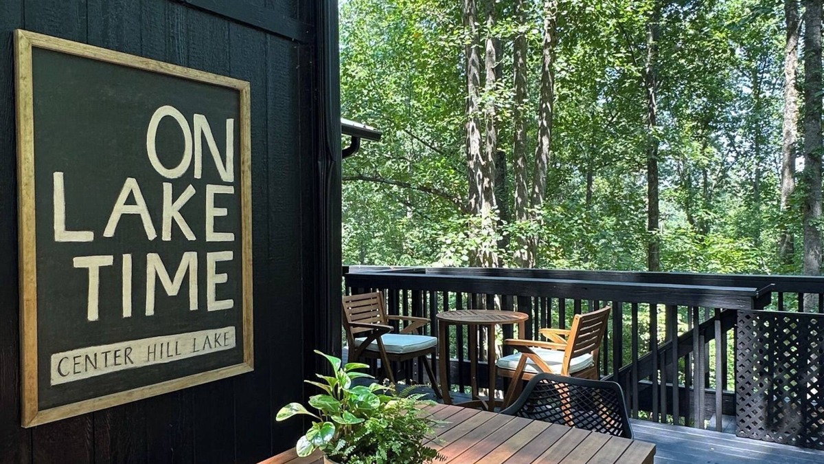 Smithville Cabin | Charming Treehouse cabin with WiFi, Hot tub, Firepit in marvelous Smithville