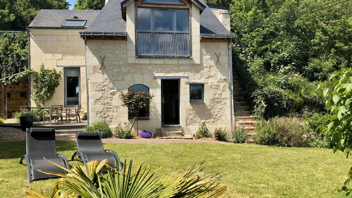 Gennes-Val-de-Loire House | Charming tufa house with garden and views over the village
