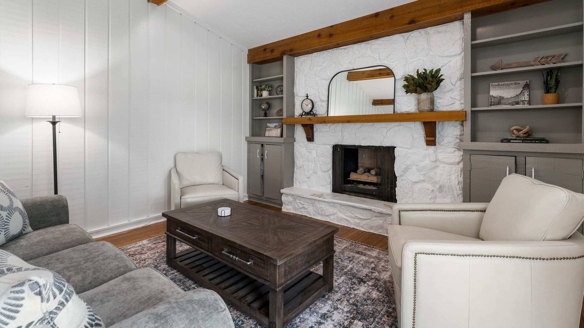 Granger House | Charming Tudor Near Notre Dame - Granger Retreat