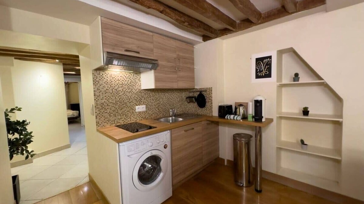 Quartier de la Place-Vendome Apartment | Charming Tuileries/ 1 Bed Apt next to Musee Du Louvre