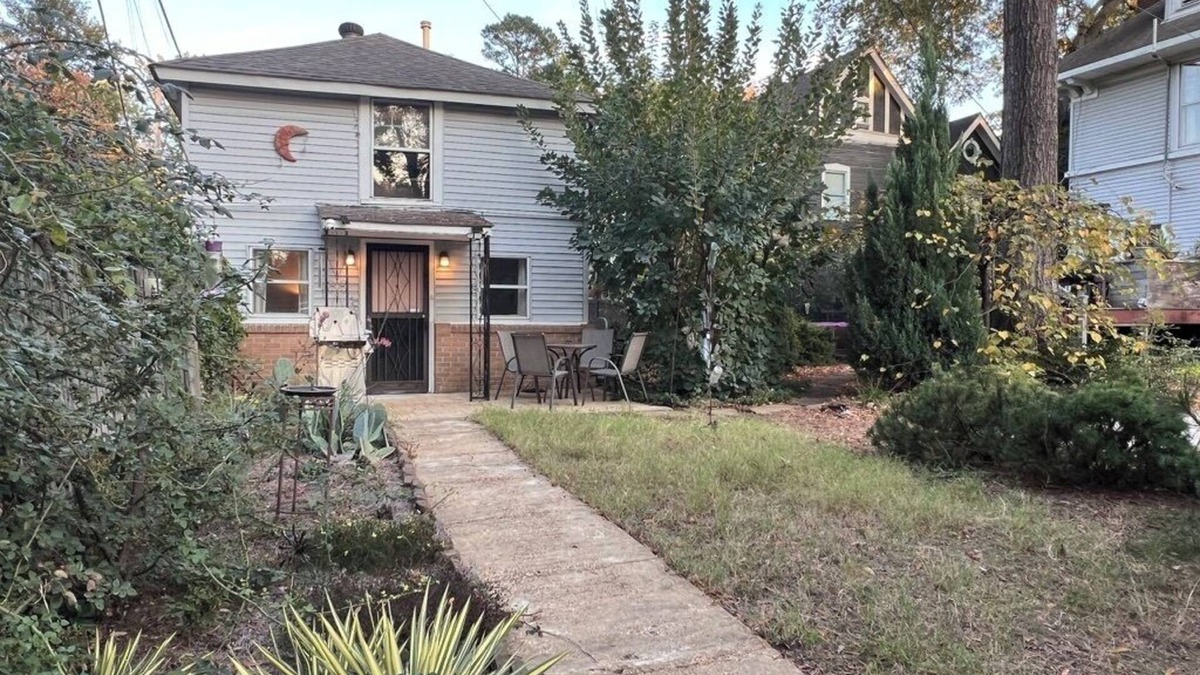 Central Gardens House | Charming two bedroom Central Gardens carriage house in amazing Memphis