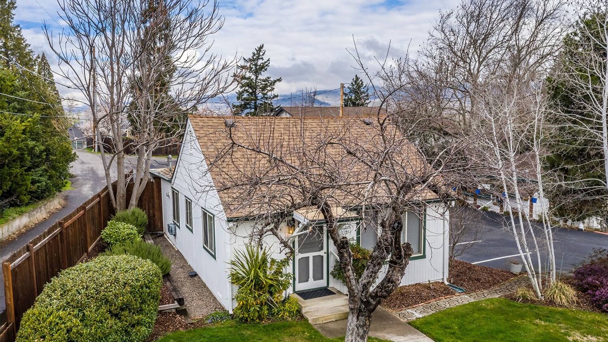 Skidmore Academy Historic District Cottage | Charming Two Bedroom Private Cottage within walking distance to Ashland downtown