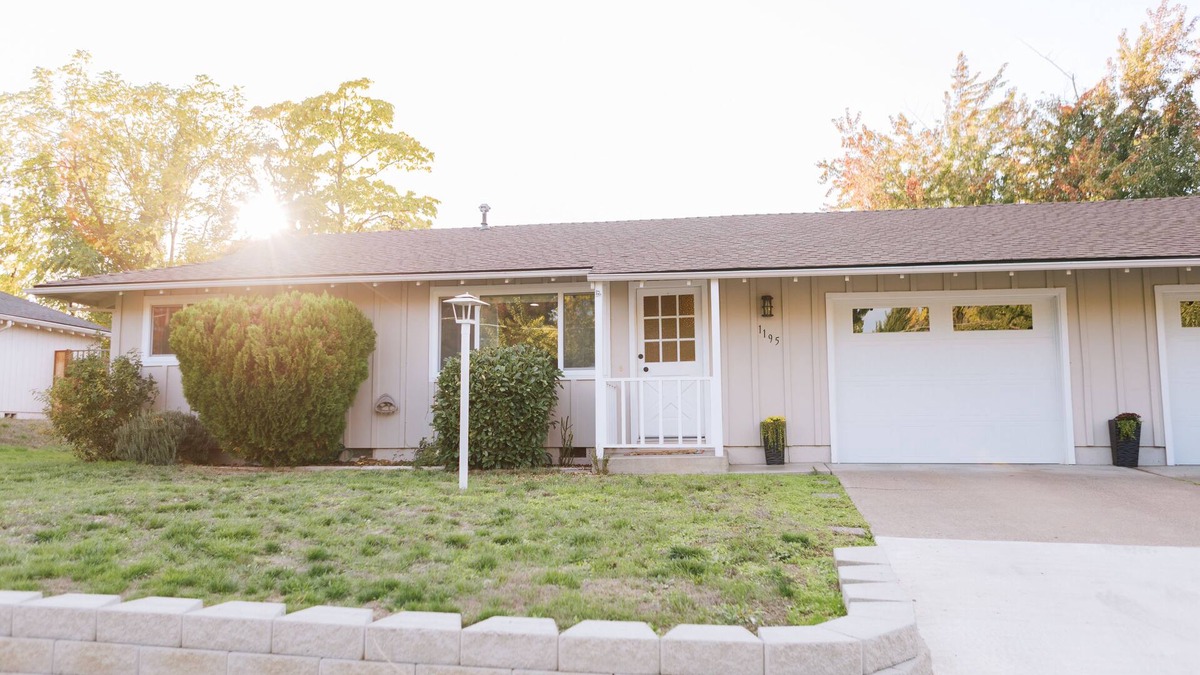 Medford House | Charming Two!! Centrally located townhome in East Medford