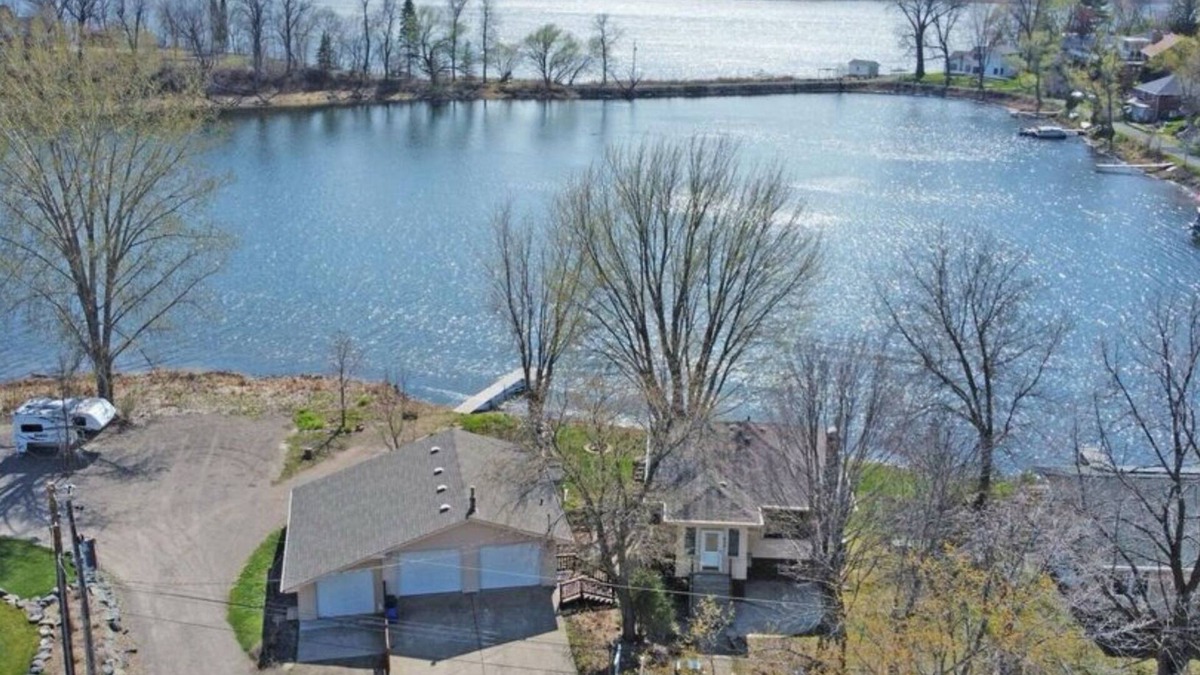 Lindstrom Cabin | Charming Underhill 2-bedroom cabin in lovely Center City with lake access.