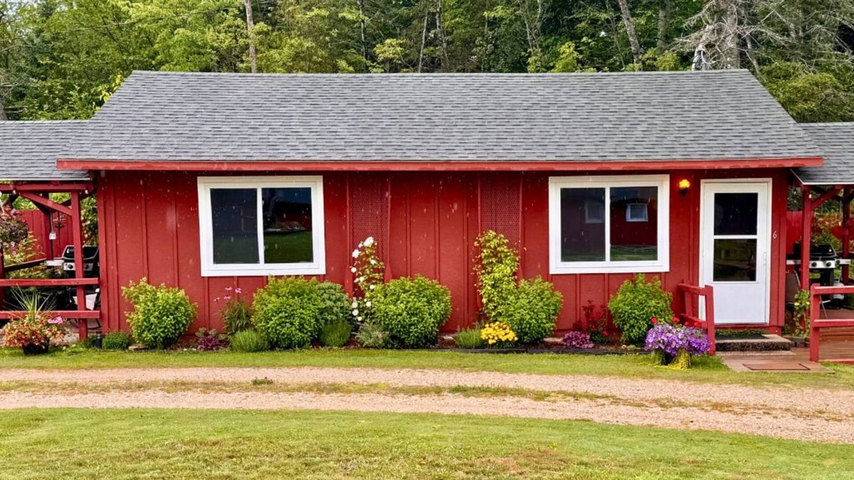 Trout Lake Hotel | Charming Up North hotel room #7 with AC at Twin Cedars Resort in Trout Lake MI