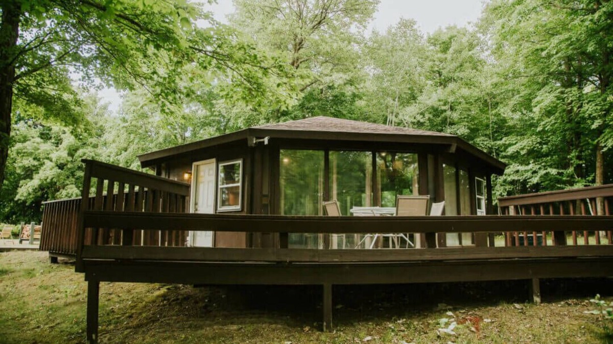 Puposky Cabin | Charming Up North Octagon Cabin - Private Beach & Resort Amenities