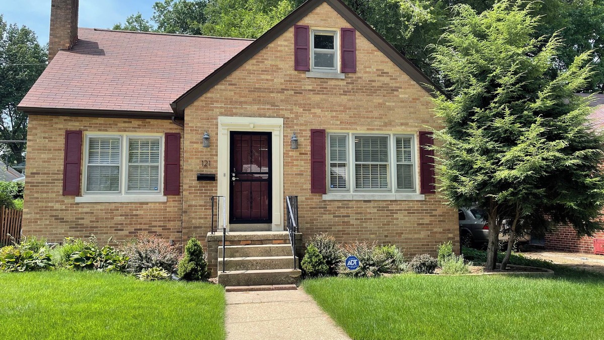 Springfield House | Charming updated 2 BR/2BA+Den home close to Capitol & Medical Complex