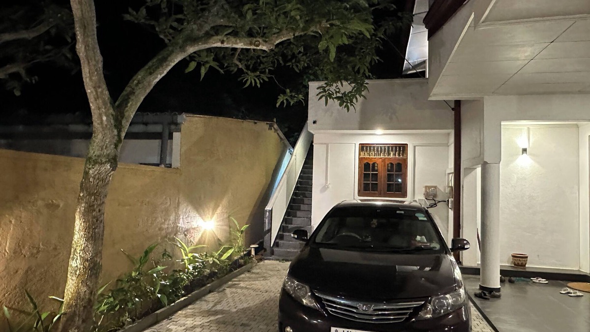 Panadura House | Charming upper level 2-bedroom house in tranquil Panadura with WiFi, AC