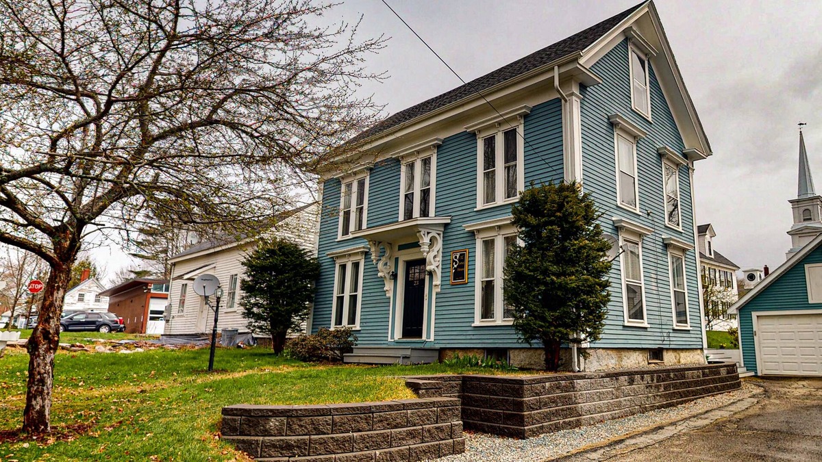 Bucksport House | Charming upstairs duplex with fast WiFi, partial AC, & walkable location