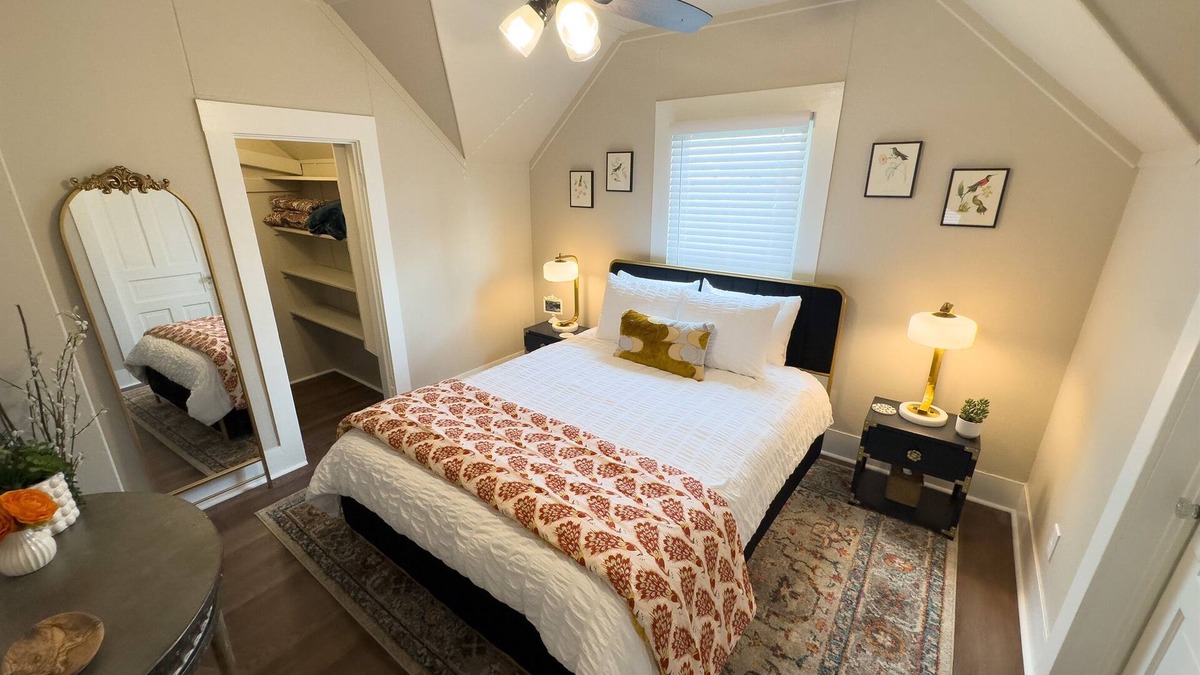 York House | Charming Upstairs Historic Downtown 1BR | Near WWU