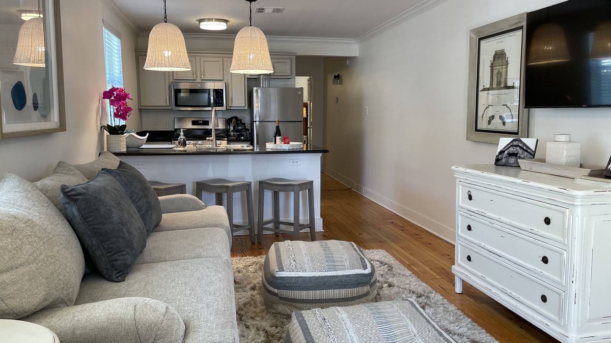 West Riverside House | Charming Uptown shotgun centrally located near to Audubon Park & Magazine Street
