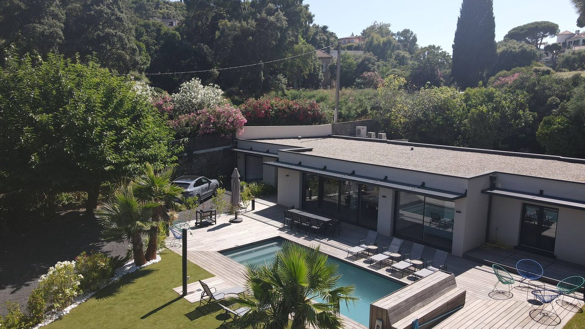 Le Lavandou Hotel | Charming vacation villa with swimming pool, 5 minutes from the beach!