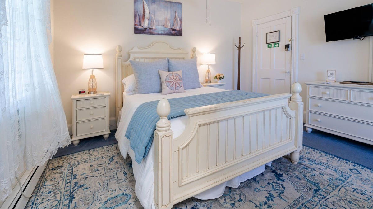 Marblehead Condo | Charming Victorian Lakeside B&B in Marblehead,Ohio