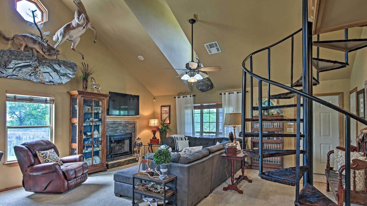 Vian House | Charming Vian Retreat w/Private Deck & Grills!
