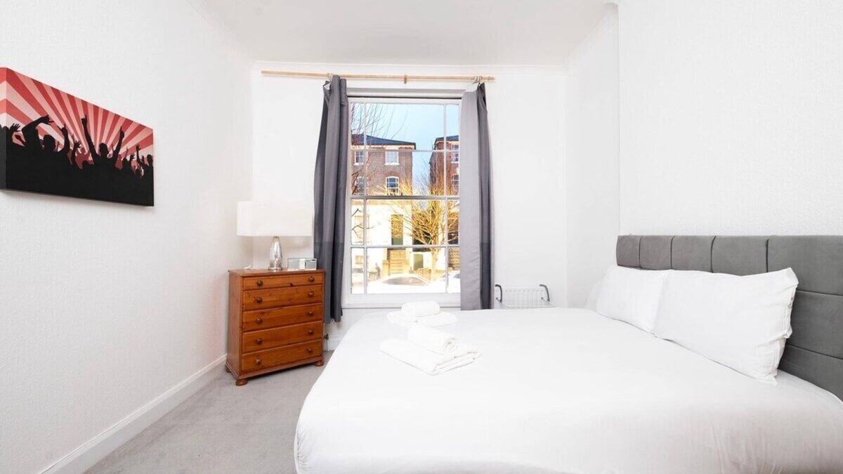 Cantelowes Apartment | Charming Victorian House in Greater London